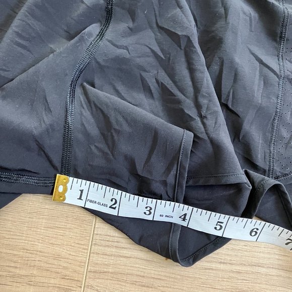Lululemon Real Quick Short Perforated 3.5" size 6 - Picture 7 of 11